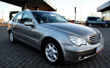 Mercedes Klasa C W203 Sedan W203 2.1 (C 220 CDI) 143KM 2004 Mercedes-Benz Klasa C Klimatyzacja, Tempomat, Zadbany, Serwisowany 2.1, zdjęcie 1