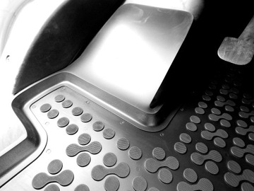 Toyota Aygo X 2022 года, резиновые коврики с швеллерами