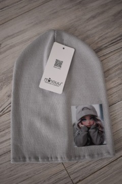 MINOUU KLASYCZNA JEDNOWARSTWOWA CZAPKA Z APLIKACJA LALKI KOLOR SZARY