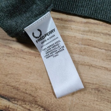 FRED PERRY Sweter Męski 100 % Wełna Merino V Neck Szary Logo r. M