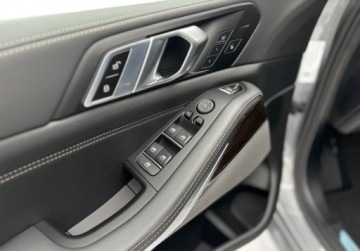 BMW X5 G05 SUV Facelifting 3.0 30d 298KM 2025 BMW X5 Autoryzowany dealer BMW Bonkowscy oferuje samochod: 3.0 Diesel, zdjęcie 16