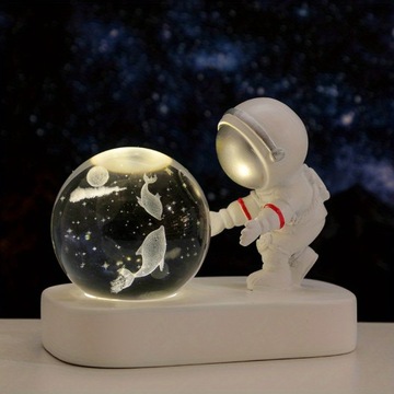 1 szt. Kreatywny astronauta z rozświetlającą kryształową kulą, lampka nocna USB do biura