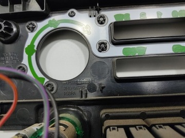 RÁMEČEK KRYT DESKY ROZDĚLOVACÍ AUTORÁDIO LAND ROVER DEFENDER 7H12-045F67 07-14