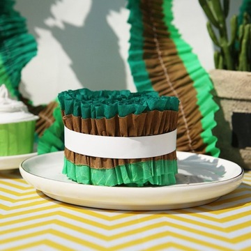 2 шт. Мятая бумага в рулоне. Ленты из креповой бумаги. Коричневый и зеленый фон.