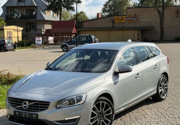 Volvo V60 I Kombi Facelifting 2.0 D4 DRIVE-E 190KM 2015 Volvo V60 Volvo V60 D4 Summum 2.0 Diesel 190KM