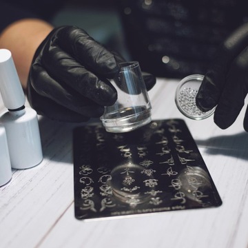 Силиконовый штамп для оформления френча со скретч-картой и защитным колпачком.