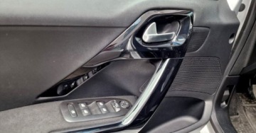 Peugeot 208 I Hatchback 5d Facelifting 1.2 PureTech 82KM 2017 Peugeot 208 Salon PL Faktura VAT Climatronic Czujnik deszczuzmierzchu 1.2, zdjęcie 33