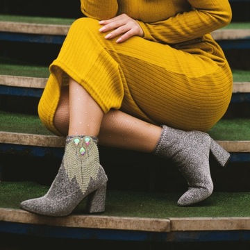 Buty z ozdobnymi aplikacjami z frędzlami