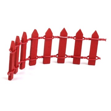 Деревянный мини-забор из мха в ландшафтном саду