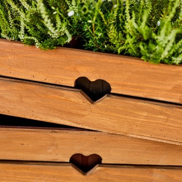 Набор из коричневой коробки с цветочным горшком и узором в виде сердечек.