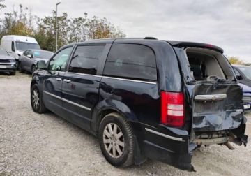 Chrysler Grand Voyager 2.8 CRD 163KM 2010 Chrysler Grand Voyager 2010r, 2.8 DIESEL. AUTOMAT. Uszkodzony tyl. Jezdzi, zdjęcie 3