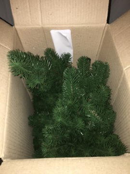 Красивая искусственная елка 
