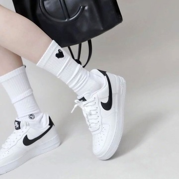 BUTY NIKE WMNS AIR FORCE 1 '07 DD8959 103 roz 40.5