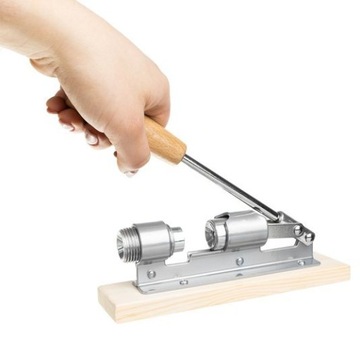 ЩЕЛКУНЧИК С РЕГУЛИРУЕМОЙ СТАЛЬНОЙ ПОДСТАВКОЙ