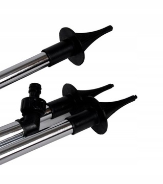 Металлический пульсирующий садовый ороситель на подставке.