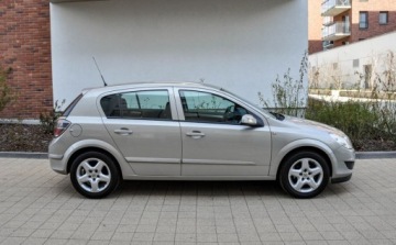 Opel Astra H Hatchback 5d 1.3 CDTI ecoFLEX 90KM 2008 Opel Astra 2008 r. Automat 123 tys. km Lift 1.2 Diesel 90KM, zdjęcie 4