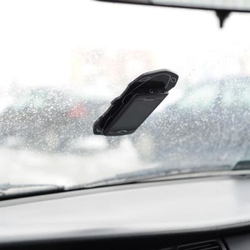 Противоскользящая накладка в форме автомобиля.