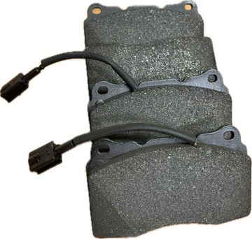 KLOCKI HAMULCOWE PRZEDNIE ALFA ROMEO GIULIETTA MOPAR OE 77365490