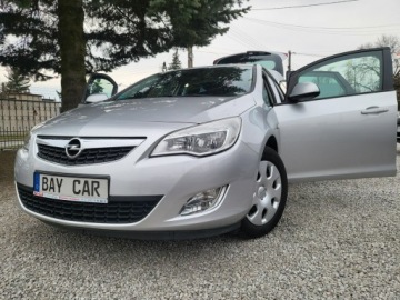 Opel Astra J Hatchback 5d 1.6 Twinport ECOTEC 115KM 2011 Opel Astra 1.6 115 KM 100% Przebieg 105 Tyś km