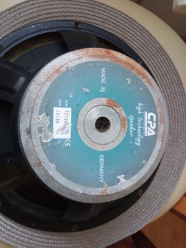 Два динамика диаметром 30 см.