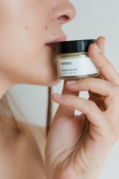 РАЗГЛАЖИВАЮЩЕЕ И УВЛАЖНЯЮЩЕЕ 100% ВЕГАНСКОЕ МАСЛО ДЛЯ СУХИХ ГУБ МАНЖЕРИНОВОЕ