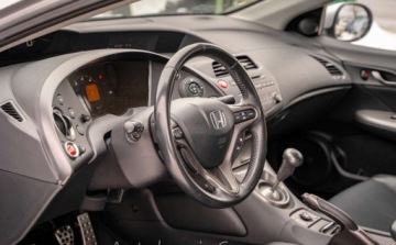 Honda Civic VIII Hatchback 3d 1.8 i-VTEC 140KM 2010 Honda Civic Honda Civic VIII 1.8 140KM 1.8 Benzyna 140KM, zdjęcie 11