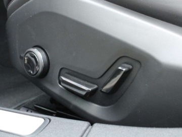 Volvo V60 II  2025 VOLVO V60 T6 AWD Plug-In Hybrid Plus Dark Combi 2.0 (398KM) 2025, zdjęcie 5