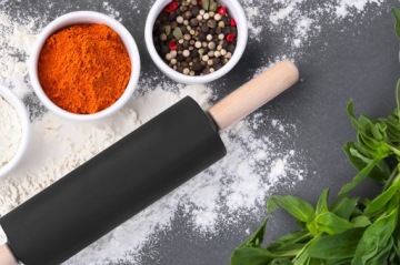 Вращающийся ВАЛОК ДЛЯ РАСКАТКИ ТЕСТА с деревянными ручками, черный силикон.