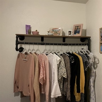 Настенная вешалка для одежды с полкой