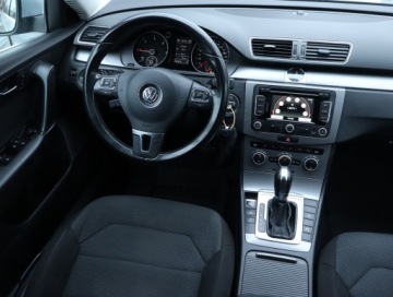 Volkswagen Passat B7 Variant 2.0 TDI CR DPF BlueMotion 140KM 2013 VW Passat 2.0 TDI, DSG, Navi, Xenon, Bi-Xenon, zdjęcie 6