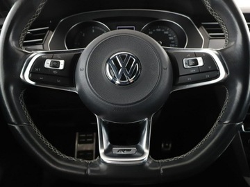 Volkswagen Passat B8 Variant 2.0 TDI BlueMotion SCR 150KM 2019 Volkswagen Passat DSG R-Line interior pack klima, zdjęcie 20