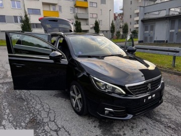 Peugeot 308 II SW Facelifting 1.2 PureTech 130KM 2018 Peugeot 308 1.2 130KM e-THP Stop &amp; Start Allure 2018r