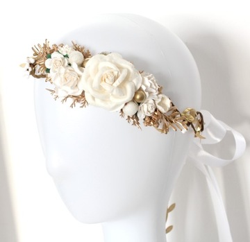 Венок причастия в бело-золотом цвете, элегантный и живой.