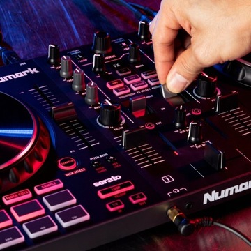 DJ-контроллер Numark MIXTRACK PLATINUM FX с Serato