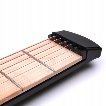 Практика игры на карманной акустической гитаре.