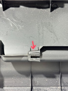 AUDI Q3 TAPICERLA BOCZEK TYLNEJ KLAPY BAGAŻNIKA