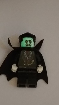 2. Фигурка Лего, лорд-вампир Дракула, светящаяся ночью