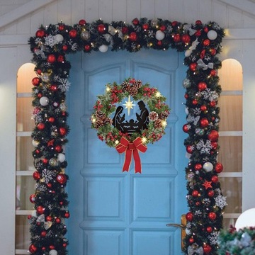 Художник собирает 2 рождественских венка с бантиками