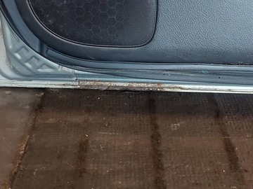 DVEŘE KOMPLETNÍ PRAVÝ PŘEDNÍ TOYOTA AVENSIS T25 6T1