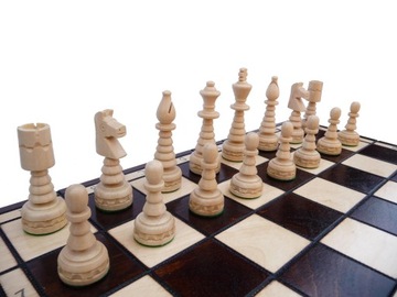 Резные деревянные шахматные фигуры 48х48.