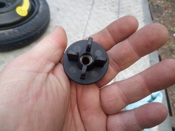 БОЛТ ЗАПАСНОГО ШИНЫ IBIZA II CORDOBA I LIFT