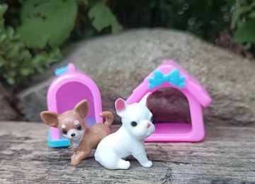 ZESTAW AKCESORIA DLA LALKI - DWA PIESKI DOMEK I TRANSPORTER