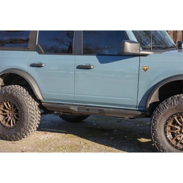 Progi boczne stopnie stal przykręcane Ford New Bronco 21+ model 4-drzwiowy