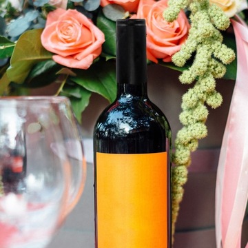 ВЕРХ БУТЫЛКИ НАКРЫВАЮТ КАПСУЛЫ ФОЛЬГОЙ.