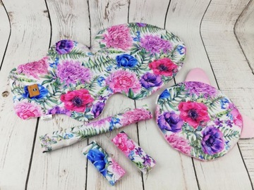 Комплект коляски с подушкой и защитой.