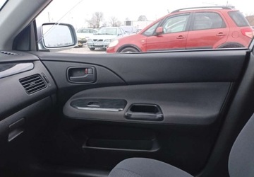 Mitsubishi Lancer VIII Sedan 1.6 i 16V 98KM 2004 Mitsubishi Lancer Mitsubishi Lancer 1.6 Benzyna 98KM, zdjęcie 12