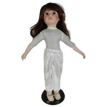 Lalka porcelanowa w stylu vintage z długimi włosami