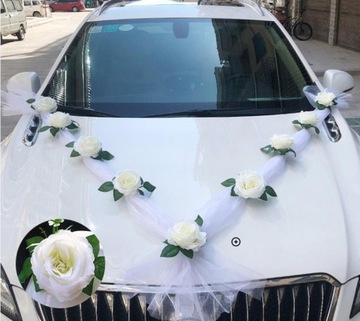 Украшение автомобиля белыми цветами