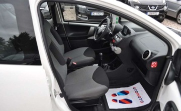 Toyota Aygo I Hatchback 5d Facelifting 1.0 VVT-i 68KM 2013 Toyota Aygo Klimatyzacja Nawigacja TOM TOM Elektryczne Szyby Benzyna 68KM, zdjęcie 14