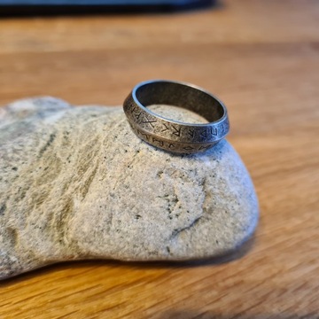 SKOŚNA NORDYCKA OBRĄCZKA SYGNET PIERŚCIEŃ PIERŚCIONEK Z RUNAMI RUNY R25